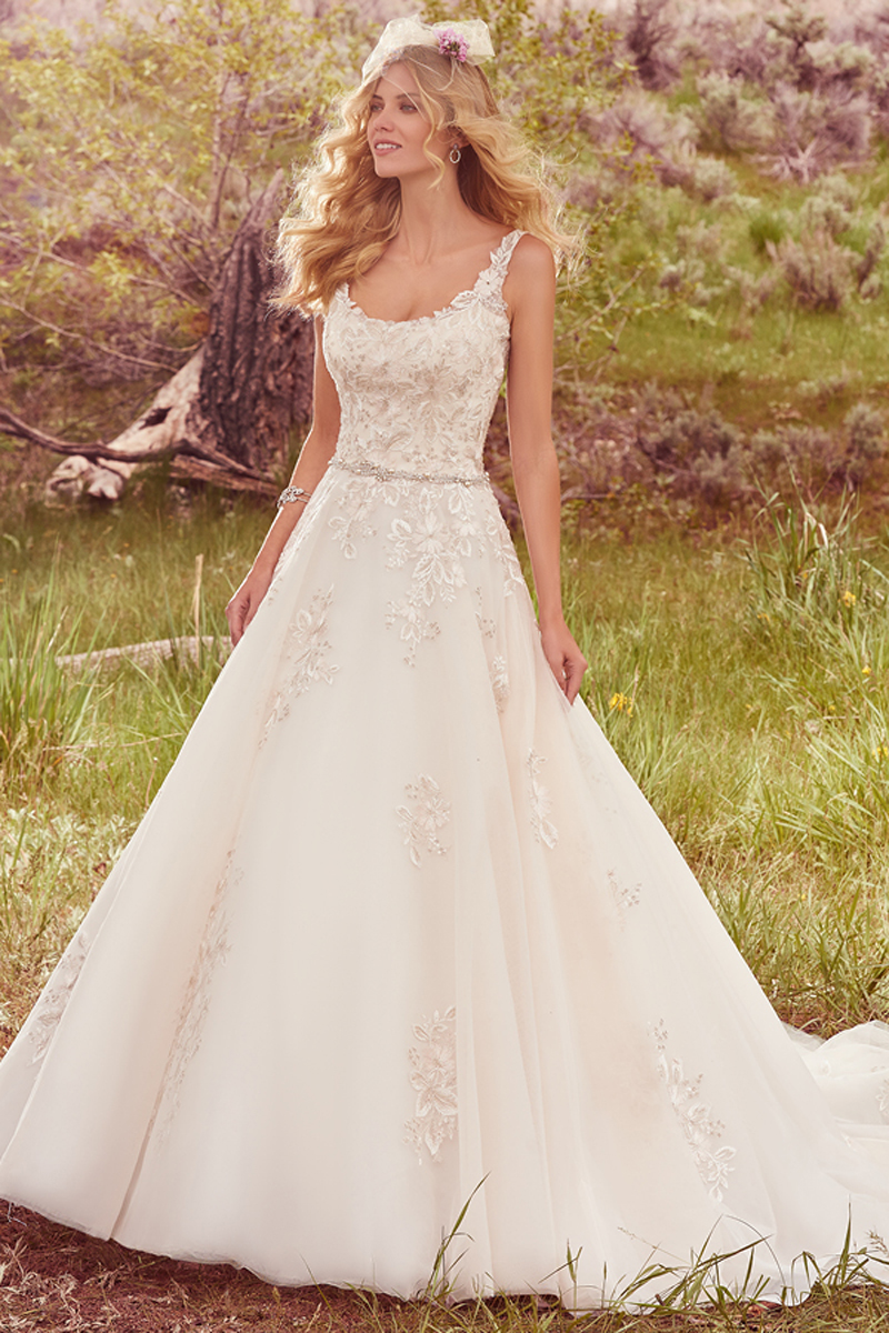 Este vestido romantic com efeito balão apresenta renda bordada que faz realçar o corpete e eventualmente cai em cascata para a volumosa saia de tule. Surpreendentes pérolas e cristais Swarovski na zona da cintura. Terminado com botões de cristal na zona do fecho.
<a href="https://www.maggiesottero.com/maggie-sottero/tayla/10146?utm_source=mywedding.com&utm_campaign=spring17&utm_medium=gallery" target="_blank">Maggie Sottero</a>