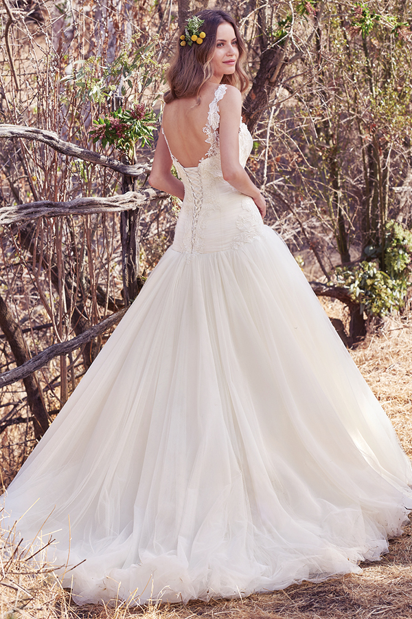 Este encantador vestido de noiva de cintura descaída é confeccionada com pormenores em renda que conferem um toque especial ao corpete, enquanto várias camadas de tule que completam a saia volumosa. Terminado com espartilho. Alças com efeito ilusão com pormenores em renda vendidas separadamente.