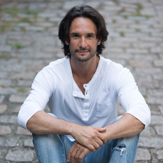 Rodrigo Santoro foi pai pela primeira vez em junho. O ator brasileiro e a namorada, Mel Fronckowiak, foram pais de uma menina. Foto via Instagram Rodrigo Santoro