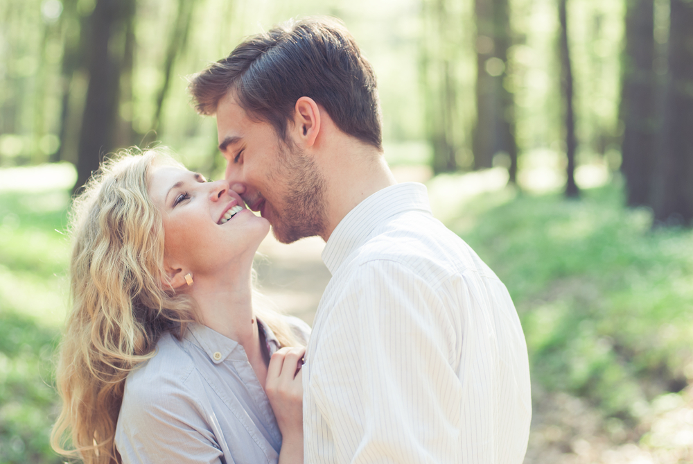 casal feliz no campo