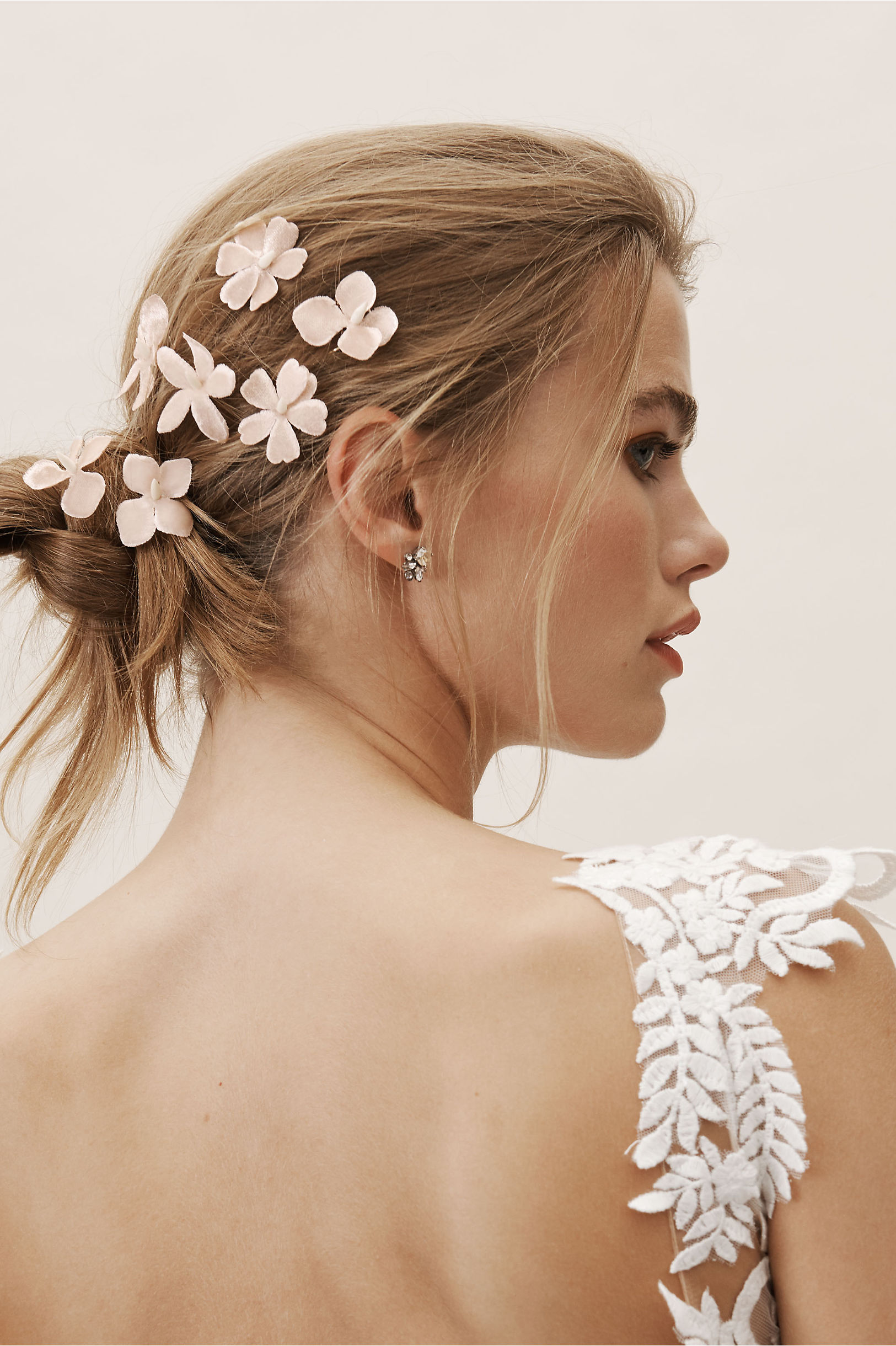 Créditos: Millais Hair Pins, Bhldn