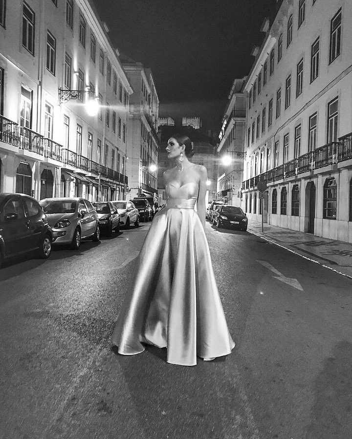 Sytiling: Paula Farraia. Vestido: Gio Rodrigues. Sapatos: Luís Onofre. Joias: ELEUTERIO Fine Jewellery. Maquilhagem: Marta Monteiro. Cabelo: Estela Serra Pereira Hairstyle. Foto via IG @anapatriciadecarvalho