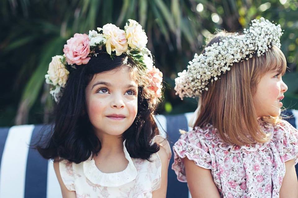duas meninas com grandes coroas de flores crianças casamento festa