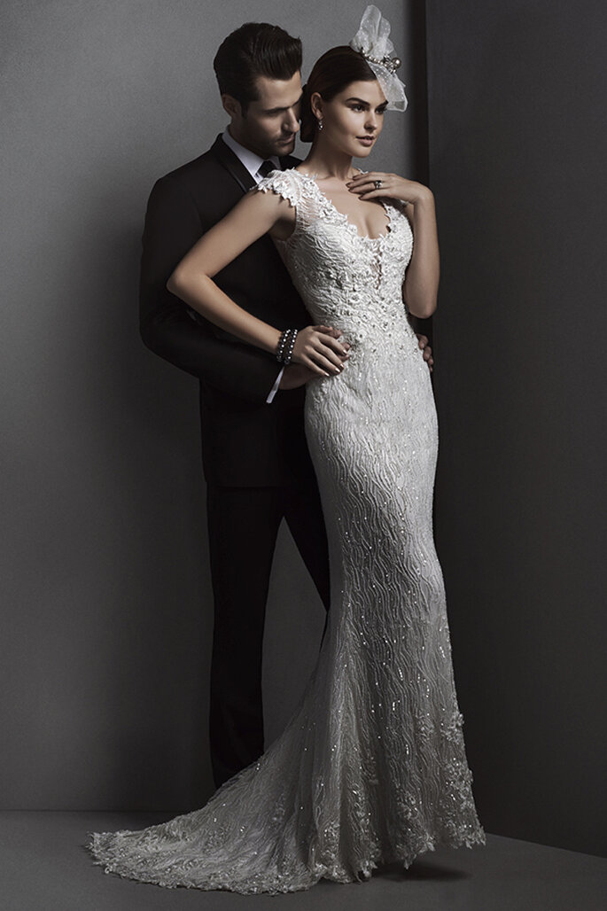 Vestido de noiva com aplicações florais, cristais de Swarovski, pérolas e lantejoulas para que brilhe como nunca antes, no seu grande dia! A saia é justa ao corpo e o acabamento é de botões de cristal sobre o zíper e fecho elástico interior.
<a href="http://www.sotteroandmidgley.com/dress.aspx?style=5ST034" target="_blank">Sottero and Midgley Spring 2015</a>