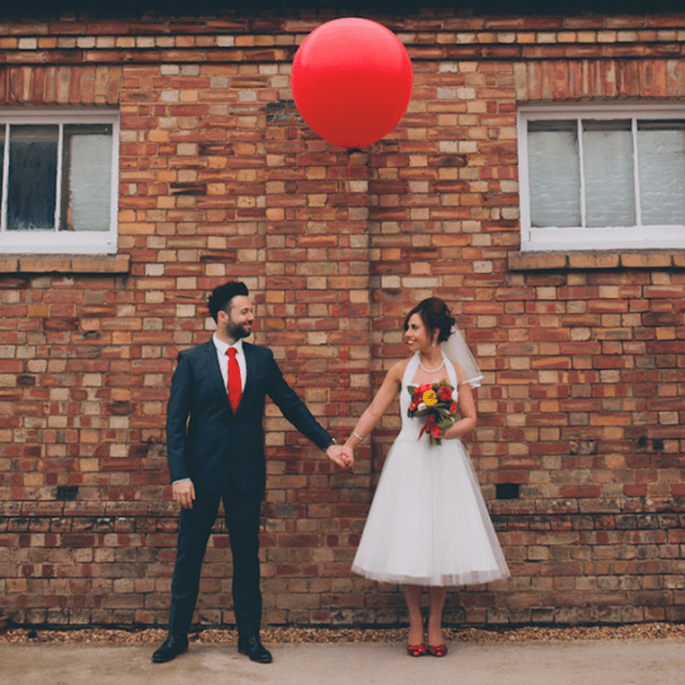 Novios con un lool muy alegre. Foto: We Heart Pictures Novios con un lool muy alegre. Foto: We Heart Pictures
