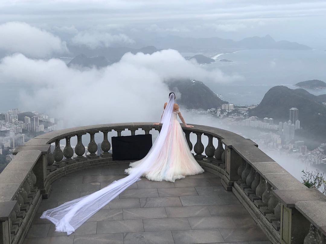 O vestido foi criado com exclusividade pelo estilista americano Zac Posen, com camadas de tule em rosa, lilás, off white e tangerina, que garantiram um efeito “fruta-cor” incrível e moderno à saia.