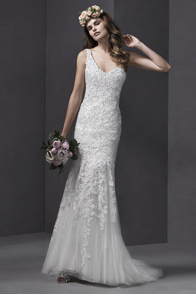 Vestido de noiva romântico de tule e renda. Está confeccionado com o decote em V e alças. Acabamento com zíper e fecho elástico interior.
<a href="http://www.sotteroandmidgley.com/dress.aspx?style=5SB148" target="_blank">Sottero and Midgley Spring 2015</a>