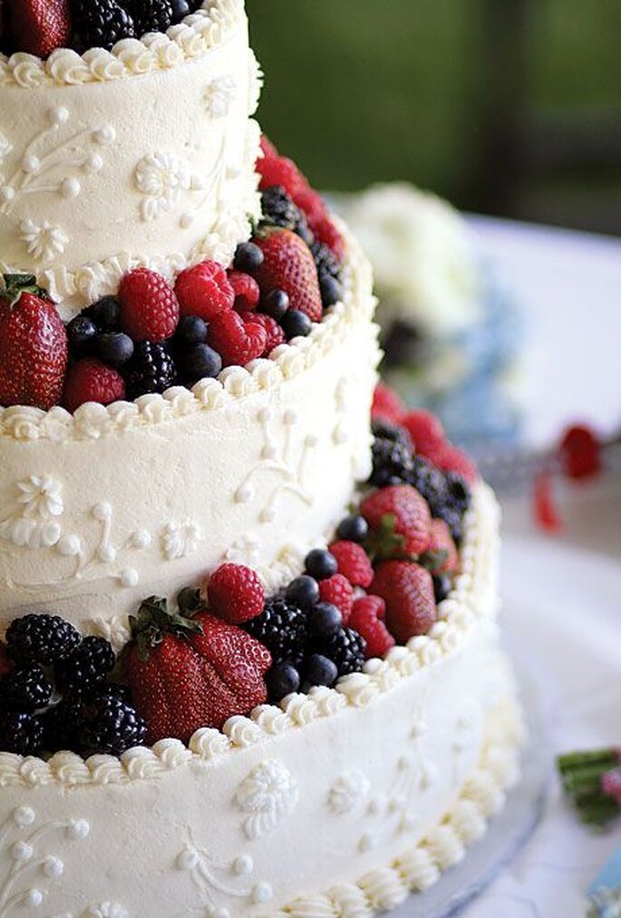A combinação dos frutos silvestres com o bolo de casamento.