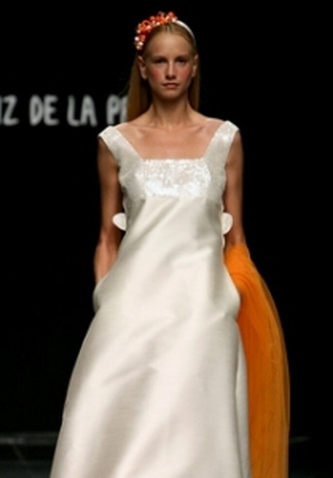 Agatha Ruiz de la Prada 2010 - Vestido largo en seda, corte evasé, escote cuadrado, cola naranja