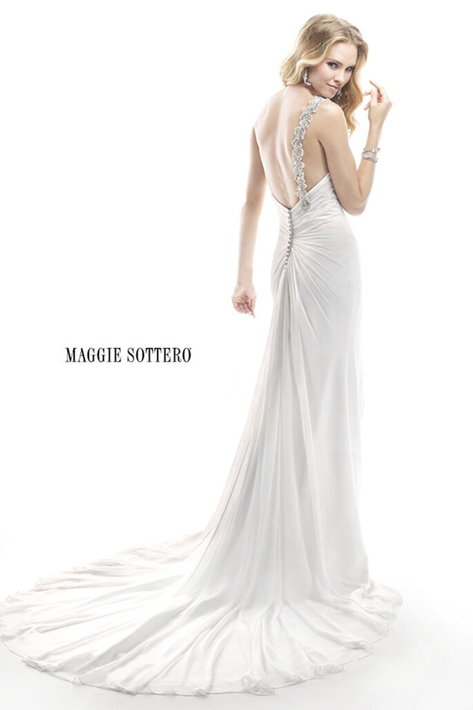 Todos os olhares estão centrados no seu vestido. Um modelo enfeitado com cristais de Swarovski sobre os ombros e a cintura, que termina numa saia solta em forma de cascata. Acabamento com zíper. 

<a href="http://www.maggiesottero.com/dress.aspx?style=4MD889" target="_blank">Maggie Sottero Platinum 2015</a>