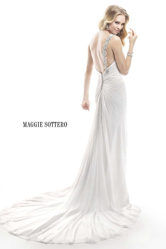 Todos os olhares estão centrados no seu vestido. Um modelo enfeitado com cristais de Swarovski sobre os ombros e a cintura, que termina numa saia solta em forma de cascata. Acabamento com zíper.
<a href="http://www.maggiesottero.com/dress.aspx?style=4MD889" target="_blank">Maggie Sottero Platinum 2015</a>