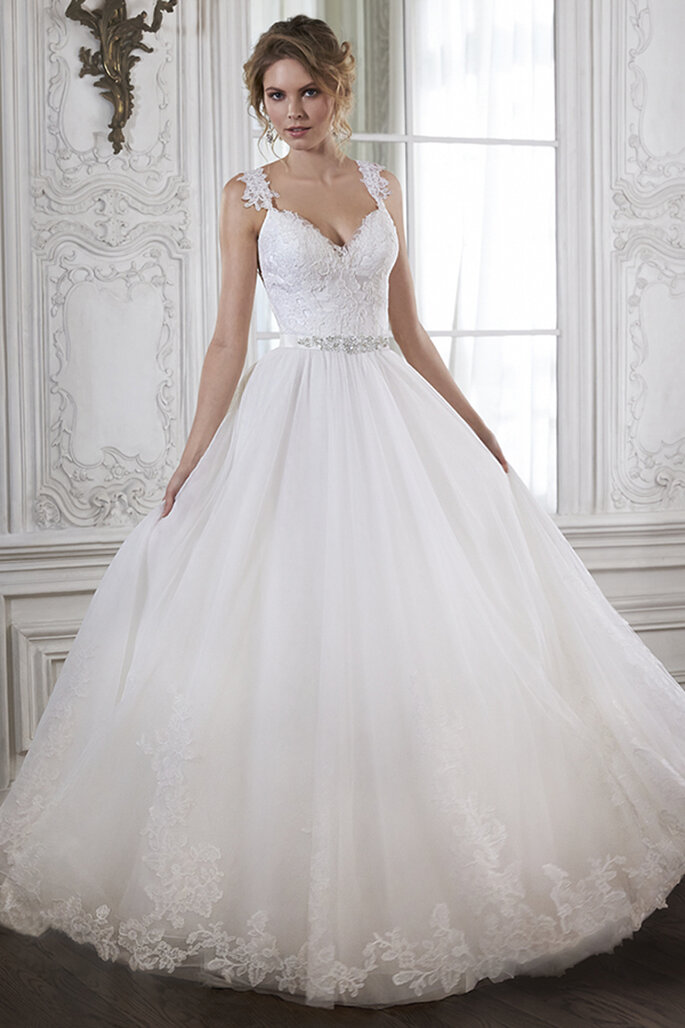 Vestido de noiva maravilhoso com cristais Swarovski e um corpete ajustado que termina com uma saia de tule com forma de cascatas.. Completa o desenho com um decote em V e um cinto opcional. Acabamento com botões de cristal sobre o zipper nas costas.
<a href="http://www.maggiesottero.com/dress.aspx?style=5MS140" target="_blank">Maggie Sottero Spring 2015</a>