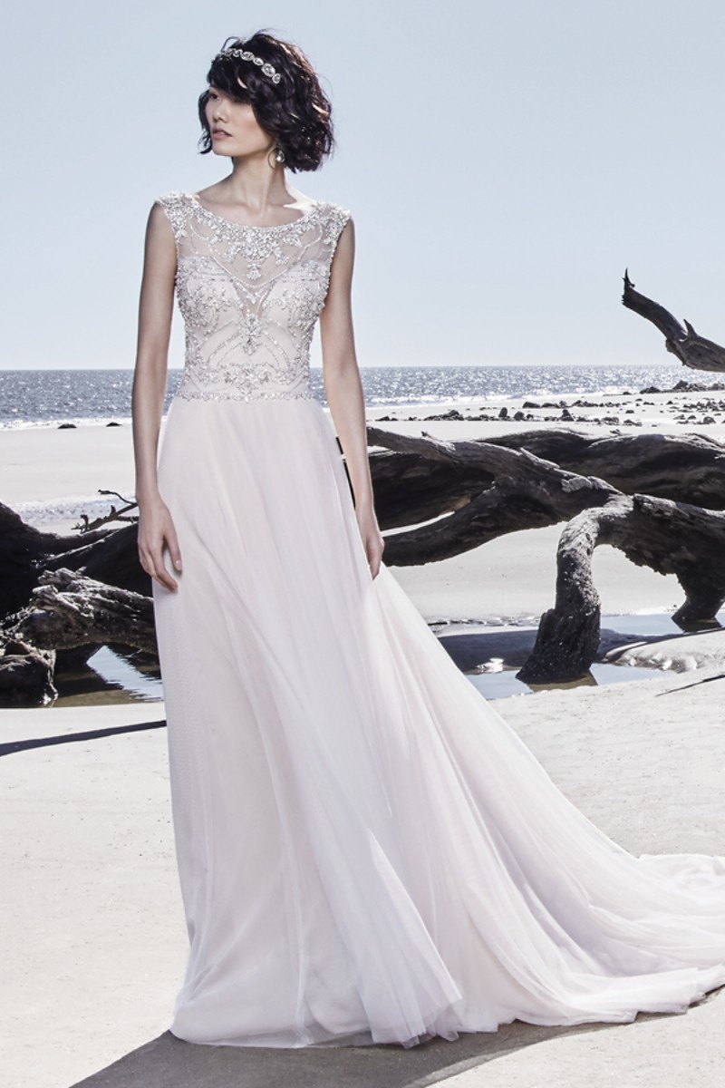<a href="https://www.maggiesottero.com/sottero-and-midgley/ezra/11533">Maggie Sottero</a>
Bordados de miçangas e cristais Swarovski dançam sobre o corpete deste evasê, completando a ilusão de uma joia sobre o decote coração, cap sleeves, finalizando o decote das costas.