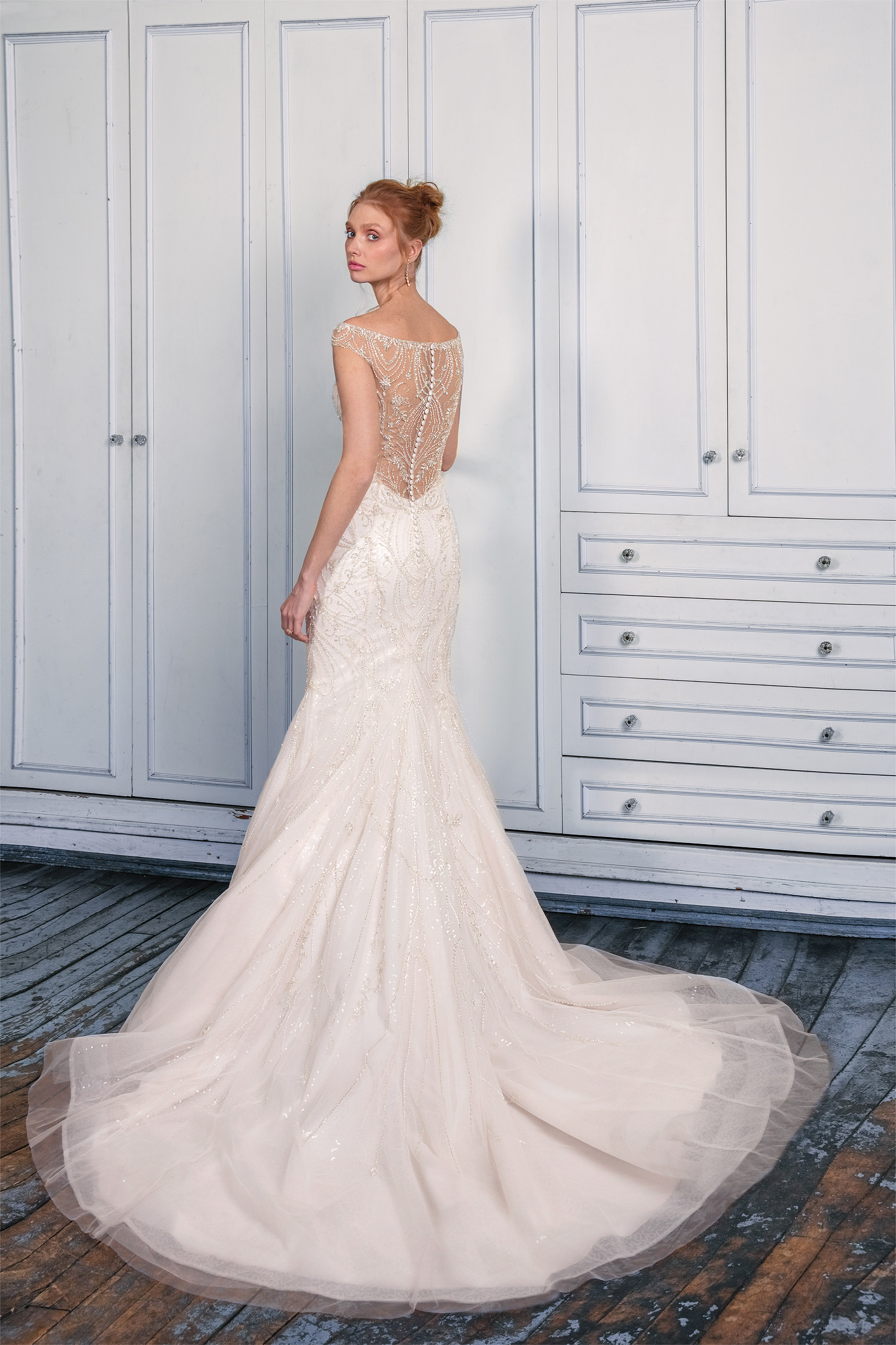 Style 99016. Credits: Justin Alexander Signature.