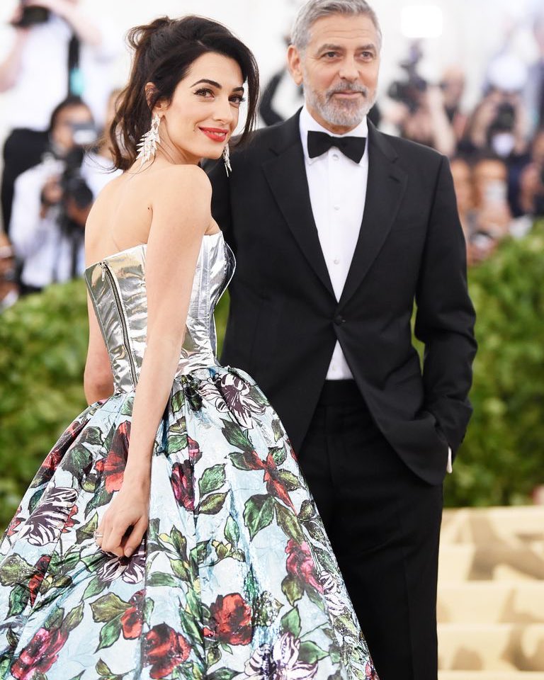 Amal Clooney em Richard Quinn & George Clooney | Foto: IG @soloartists