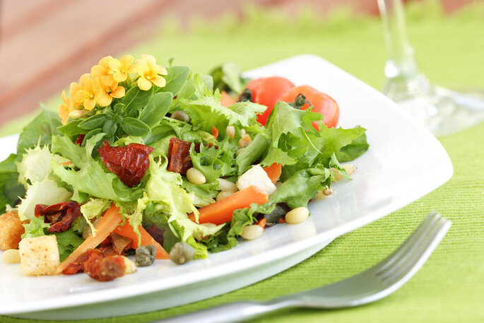 A dieta que teve um estrondoso sucesso nos anos 70, continua a reuniar fãs de todo o Mundo, muito por conta dos seus resultados praticamente imediatos.
A sua particularidade é que cada alimento, tem uma pontuação diferente, atribuída consoante o estilo de vida, o sexo e o peso de uma pessoa.
Contempla a ingestão de um baixíssimo número de calorias, por dia, e deve ser seguida durante 3 semanas.