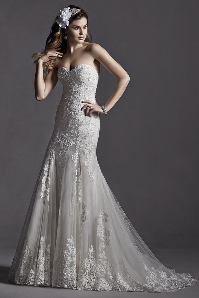 Vestido de noiva romântico, com cristais Swarovski e um recatado decote coração. Acabamento com coberta de botões sobre o zíper e fecho elástico interior.
<a href="http://www.sotteroandmidgley.com/dress.aspx?style=5SB081" target="_blank">Sottero and Midgley Spring 2015</a>
