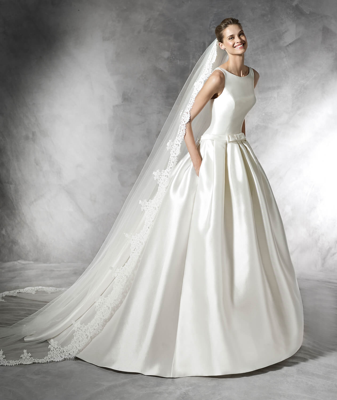 <a href="http://zankyou.9nl.de/n3ig" target="_blank"> Faça a sua marcação para experimentar este vestido! </a>