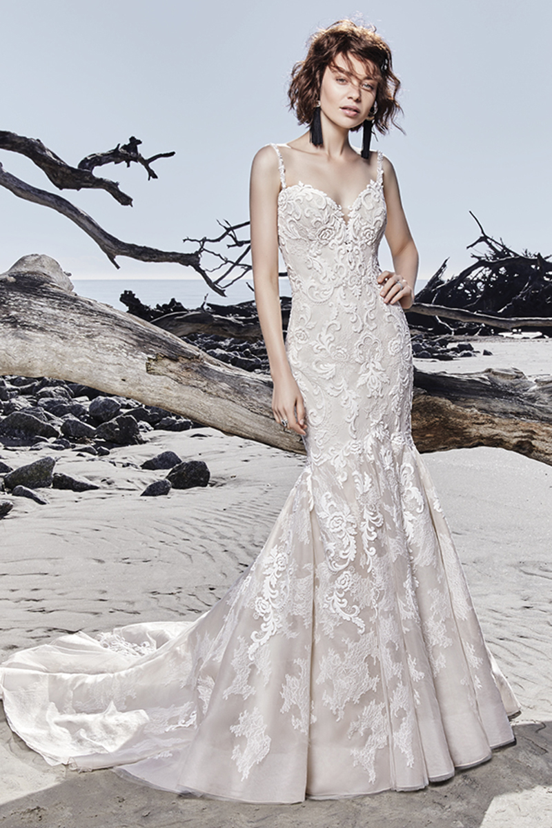 Este maravilhoso vestido de noiva fit-and-flare apresenta um deslumbrante pormenores em camadas de renda sobre renda de textura. Alças que embelezam ainda mais este modelo "nascem" de um decote em forma de coração para um decote ímpar nas costas, que apresenta pormenores de renda. Tminado com botões de pérolas que cobrem um fecho.
<a href="https://www.maggiesottero.com/sottero-and-midgley/portia/11562">Sottero and Midgley</a>