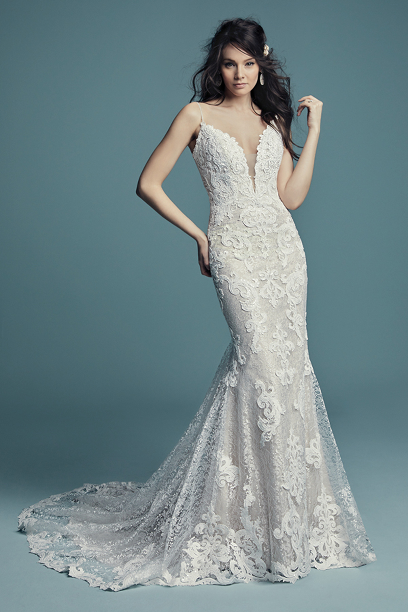 <a href="https://www.maggiesottero.com/maggie-sottero/tuscany/11513">Maggie Sottero</a>
Maravilhosos pormenores de renda dão um toque especial a este vestido de noiva extremamente romântico, constituído por tule. Terminado com botões cobertos sobre um fecho.