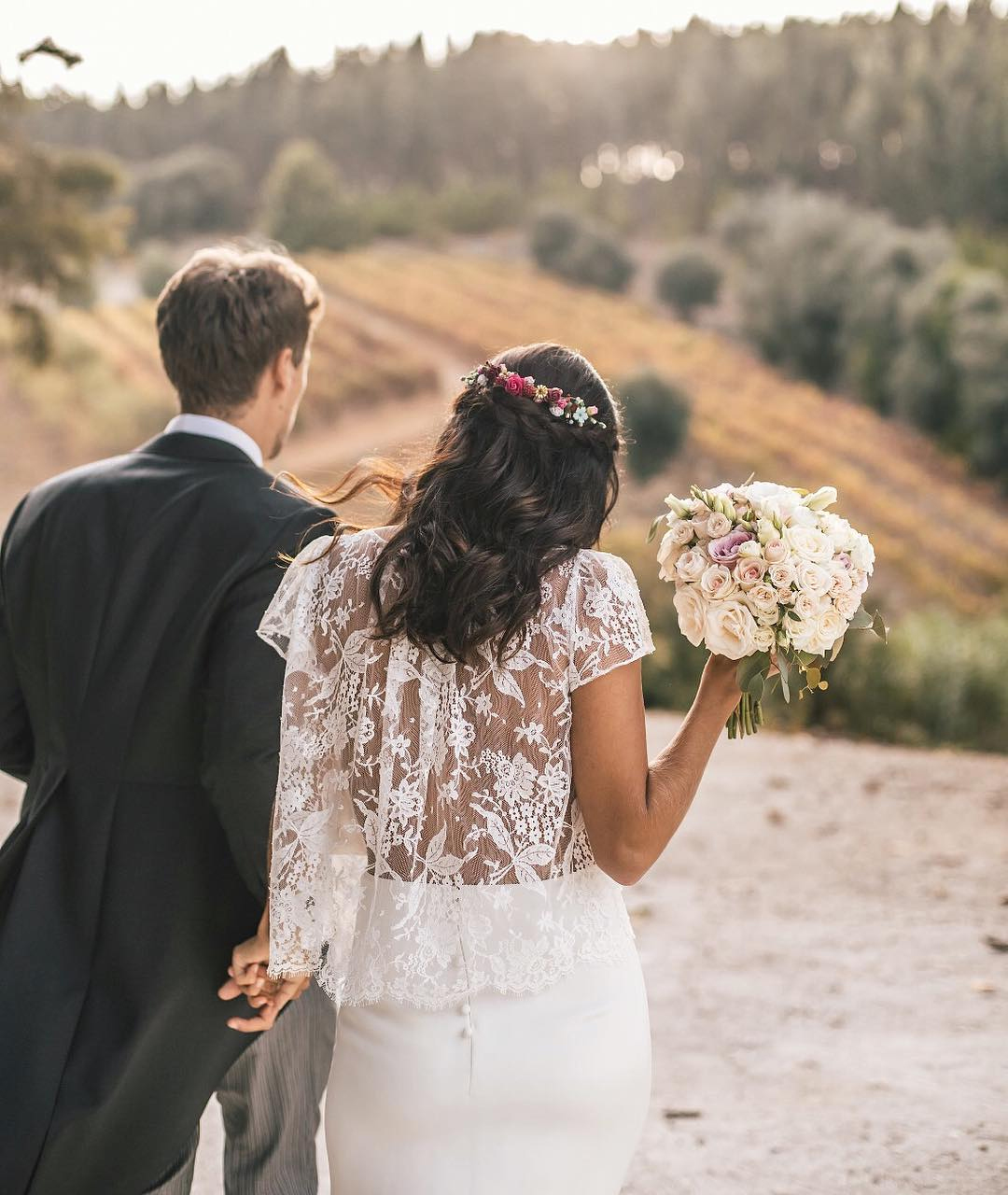 Para complementar o visual, usou o cabelo solto com uma tiara discreta de flores e um véu