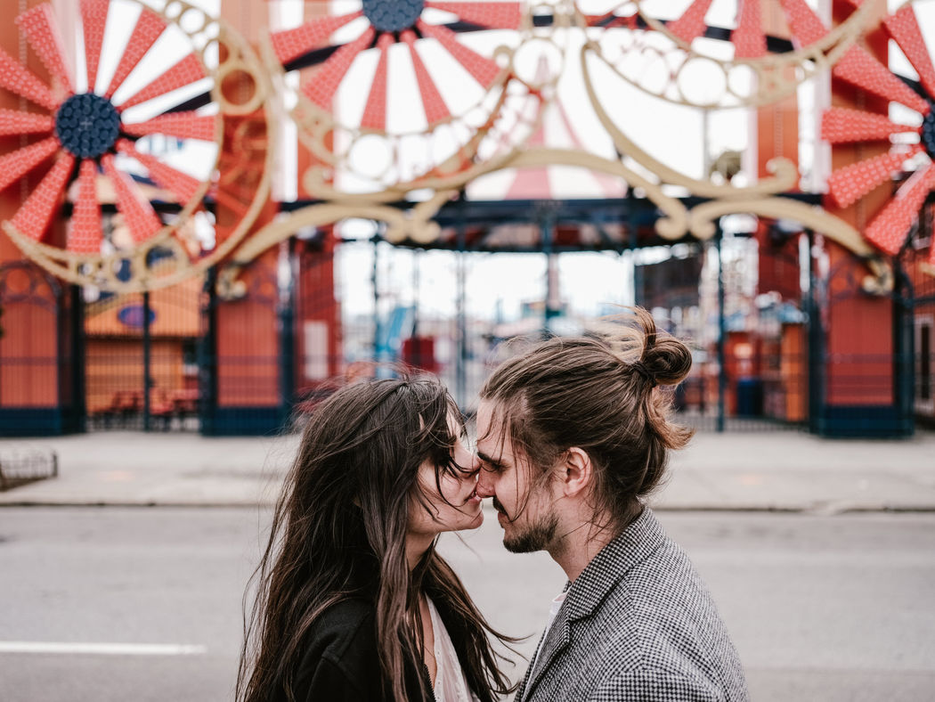 casal num parque de diversões 