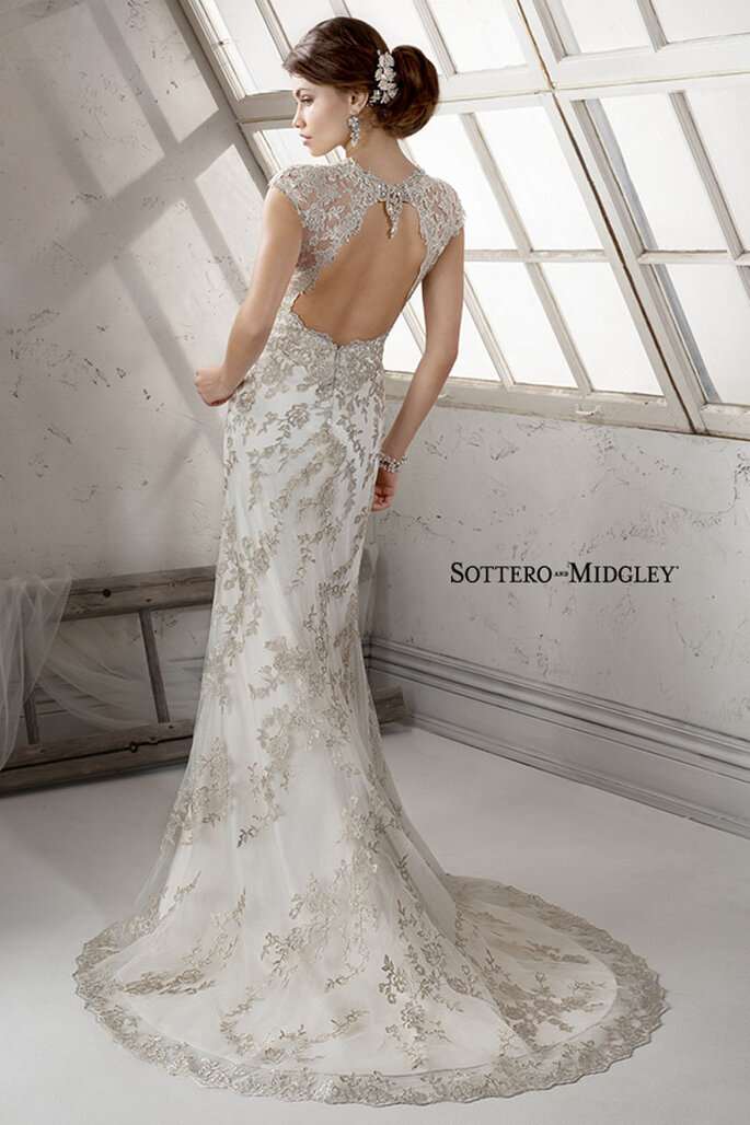 Apliques de renda floral metálica envolvem o tule deste vestido encantador. Cristais Swarovski enfeitam os decotes fontal e das costas. Fechamento com zíper.
<a href="http://www.sotteroandmidgley.com/dress.aspx?style=4SC988" target="_blank">Sottero & Midgley Platinum 2015</a>