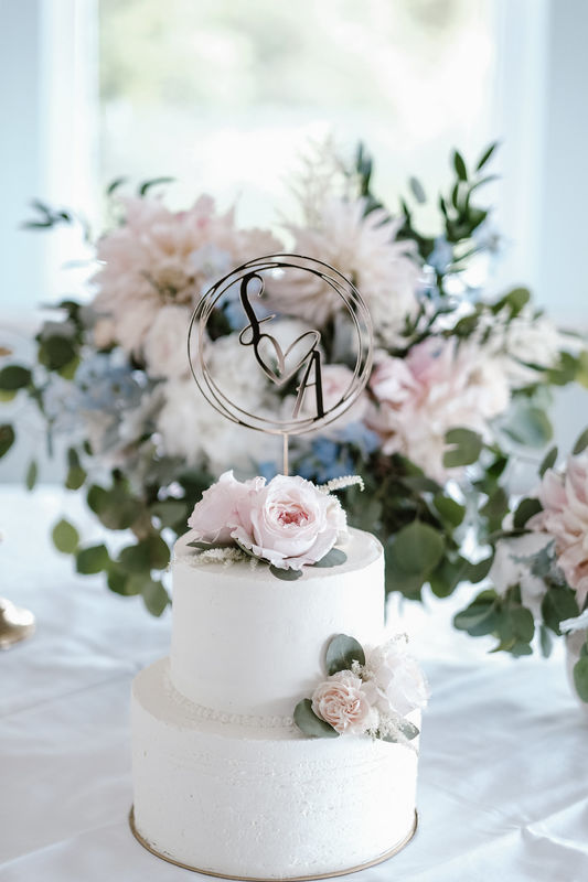 Mais uma vez a simplicidade, com um detalhe moderno e as românticas flores | Créditos: Bakewell |  Foto: João Almeida