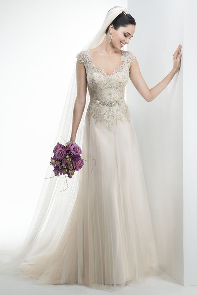 Vestido de noiva com enfeite de cristal Swarovski e botões de tecido enfeitados com aplicações de cristal de Swarovski.
<a href="http://www.maggiesottero.com/dress.aspx?style=4MS011" target="_blank">Maggie Sottero Platinum 2015</a>