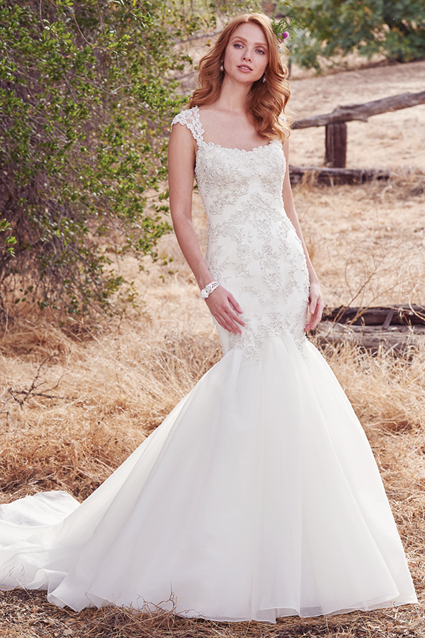 Pormenores de renda brilhantes com pérolas e cristais Swarovski decoram o corpete deste encantador vestido fit-and-flare que combinam com o decote em forma de U e saia organza Venice. Mangas curtas com efeio ilusão oferecem um glamour suave a este look. Terminado com botões de cristal na zona do fecho.