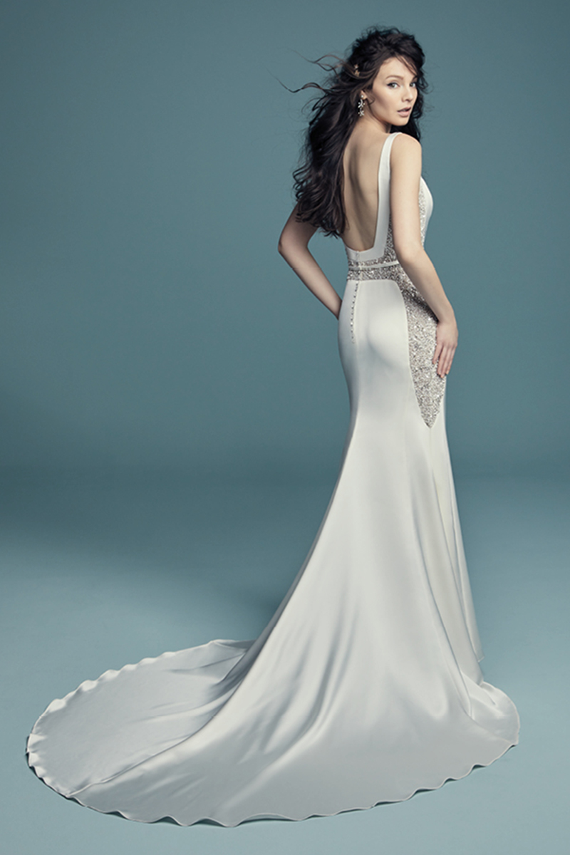 <a href="https://www.maggiesottero.com/maggie-sottero/fabienne/11472">Maggie Sottero</a>
Este excêntrico, mas sofisticado vestido de noiva confecionado com cetim Orlando apresenda bordados sobre um tule puro ao longo da cintura - um toque modernos num vestido inspirado no estilo vintage. Decote barco à frente e quadrado nas costas. Terminado com um ctinto de cetim Orlando e botões de cristais sobre um fecho. Véu de tule com pérolas vendido separadamente (Charlene, VL8MS694) vendido separadamente.