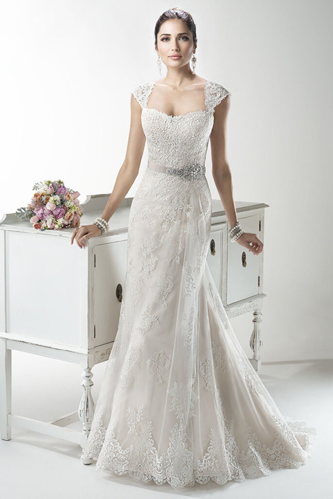 Delicado vestido de renda bordado com cinto de cristal Swarovski na cintura e coberta de botões sobre o zíper. Disponível com mangas Cap desmontáveis.
<a href="http://www.maggiesottero.com/dress.aspx?style=4MS062" target="_blank">Maggie Sottero Platinum 2015</a>