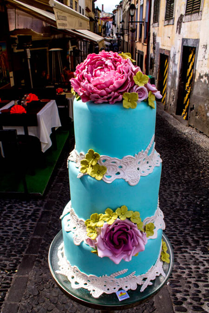 <a href="https://www.zankyou.pt/f/4cakes-25041">Bolo de Noiva com a Madeira de fundo. Foto: 4cake </a>