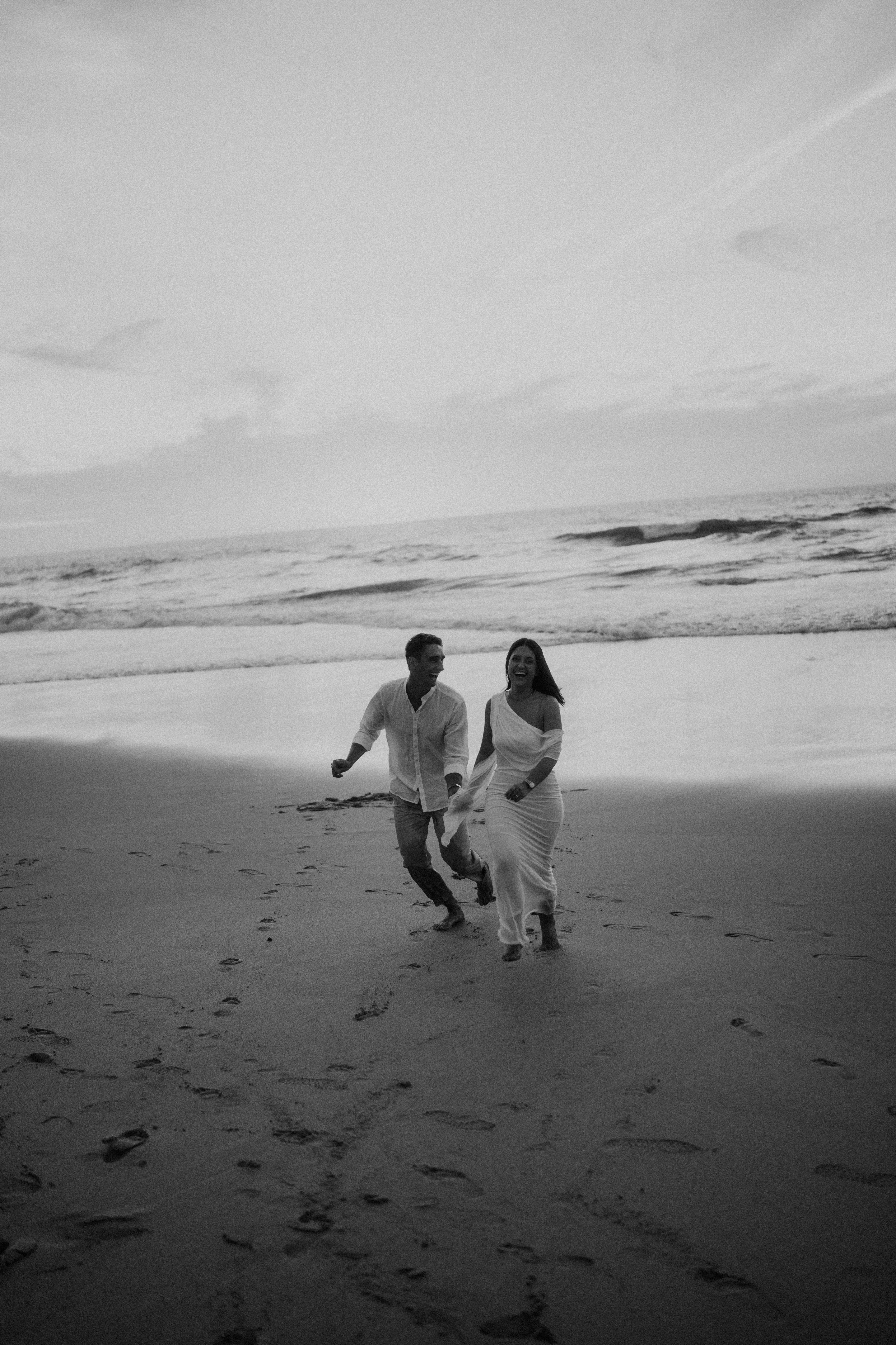 Casal feliz. Foto: Isaiyes Weddings