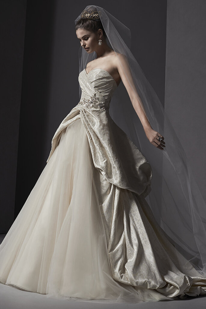 Vestido de noiva com corpete e saia de tule, acentuado com cristais Swarovski e um maravilhoso decote coração. Acabamento com botões forrados que cobrem o zíper e o espartilho interior.
<a href="http://www.sotteroandmidgley.com/dress.aspx?style=5SW135" target="_blank">Sottero and Midgley Spring 2015</a>