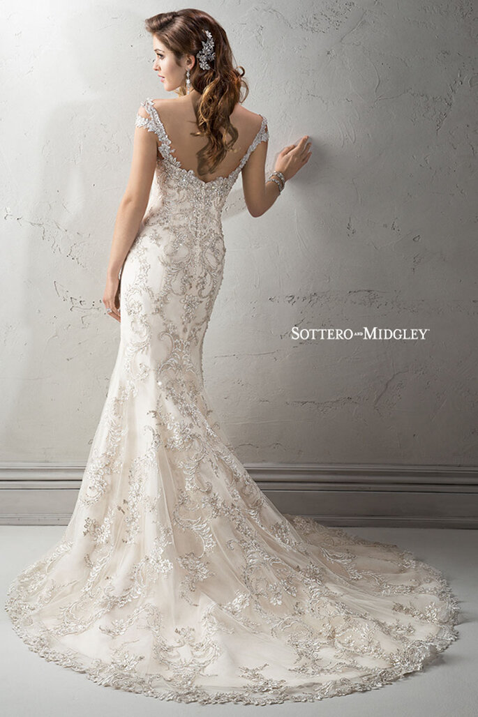 Refinada renda bordada em tule sobre cetim neste vestido deslumbrante com cristais Swarovski no decote e nas alças. Fechamento com o botões de cristal sobre zíper.
<a href="http://www.sotteroandmidgley.com/dress.aspx?style=4SC963" target="_blank">Sottero & Midgley Platinum 2015</a>