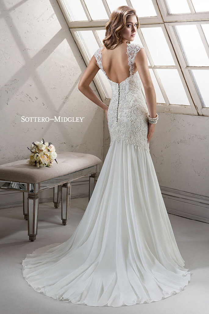 Um clássico e romântico vestido com corte A-line ou princesa de renda delicadamente bordada em tule sobre chiffon Paris. Alças removíveis e fechamento com botões forrados sobre zíper.
<a href="http://www.sotteroandmidgley.com/dress.aspx?style=4SS991" target="_blank">Sottero & Midgley Platinum 2015</a>