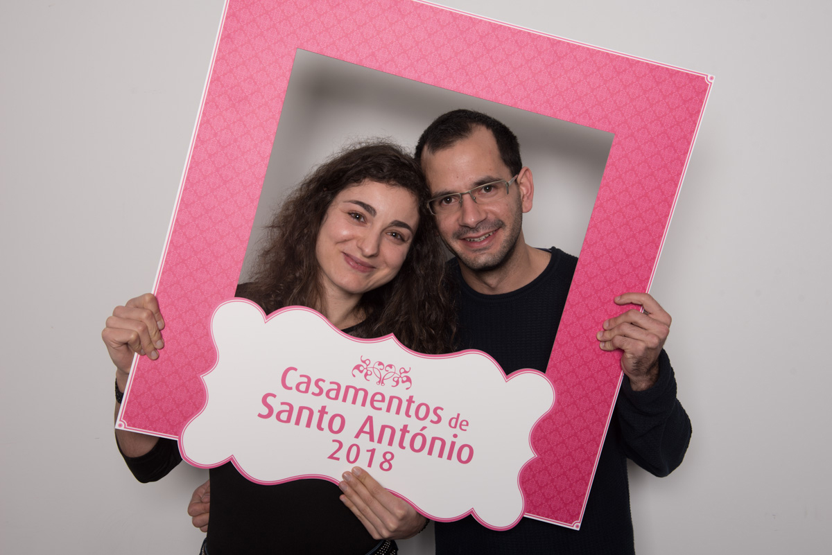 <p><b>Rita Fonseca & Samuel Almeida</b><p>Campolide<p>A Rita tem 30 anos e é Enfermeira; o Samuel tem 30 anos e é Vendedor. Vão ter um casamento católico.<p>Definem-se como "casal maravilha"