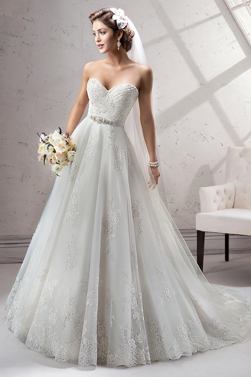 Um vestido tradicional com efeito balão que exibe o cetim embelezado com alguns pormenores de renda. Decote em forma de coração com detalhes metálicos brilhantes que oferecem realce. Um laço a fazer de cinto com cristais Swarovski. Terminado com botões e fecho em vez de um espartilho interior.
<a href="http://www.sotteroandmidgley.com/dress.aspx?style=4SS007" target="_blank">Sottero and Midgley</a>