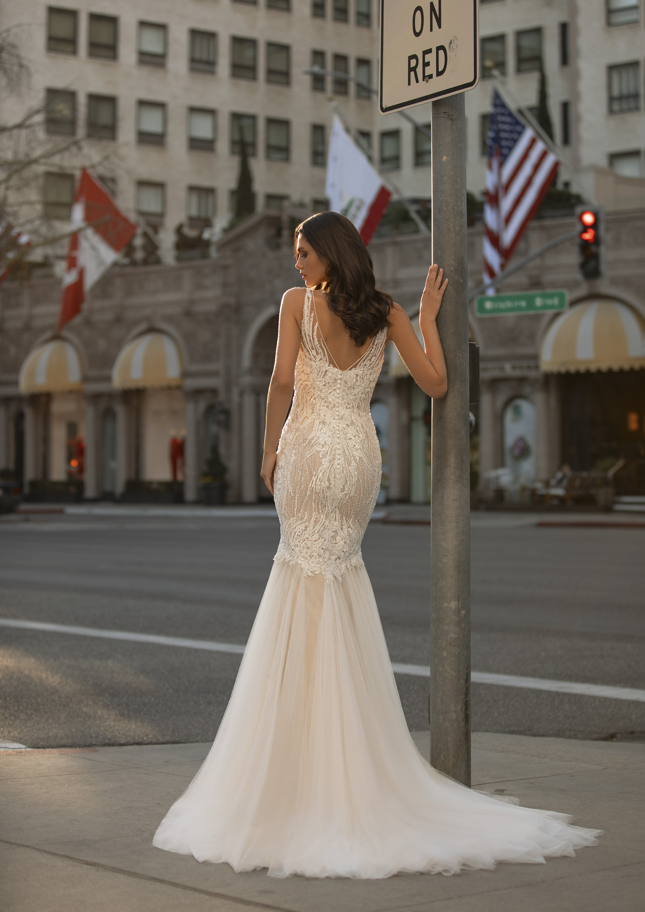 Vestido rendado com transparências, corte sereia e decote em V com alças, com uma longa saia do mais macio tule sobreposto | Modelo Ireland da Pronovias 2021 Cruise Collection – Ashley Graham X Pronovias