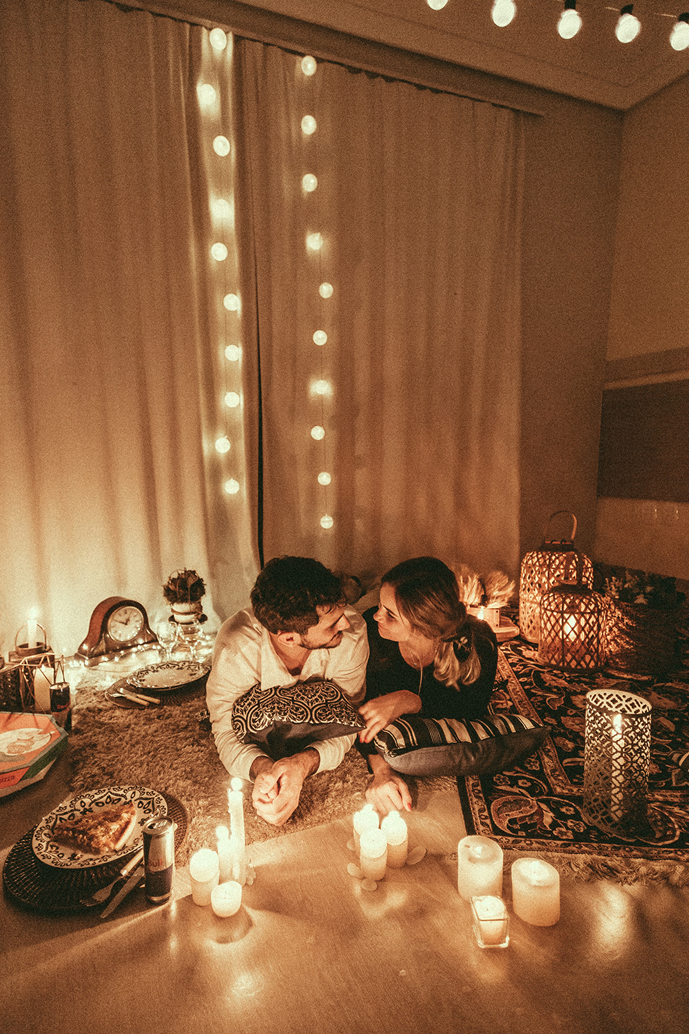 casal em ambiente romântico em casa