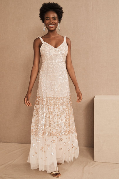 Créditos: BHLDN, Needle &amp; Thread Patchwork Sequin Cami Gown