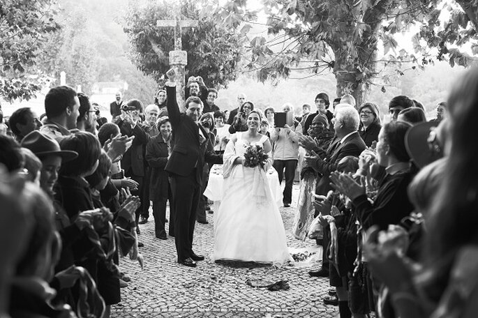 «Escolhemos esta imagem pois para além de ser um momento importante, a saída da Igreja, é também uma imagem rica em interacções tendo como ponto central os noivos. Não pedimos para os noivos se virarem para trás, aconteceu de forma natural e captámos este momento de forma diferente, com os noivos a cumprimentarem os familiares e amigos, com sorrisos, com pessoas a documentarem o momento com as suas câmaras, um senhor a espreitar por cima do iPad, há olhares, há cumplicidade entre todos, acima de tudo há narrativa e riqueza de interacções.»
www.margensdeluz.com
