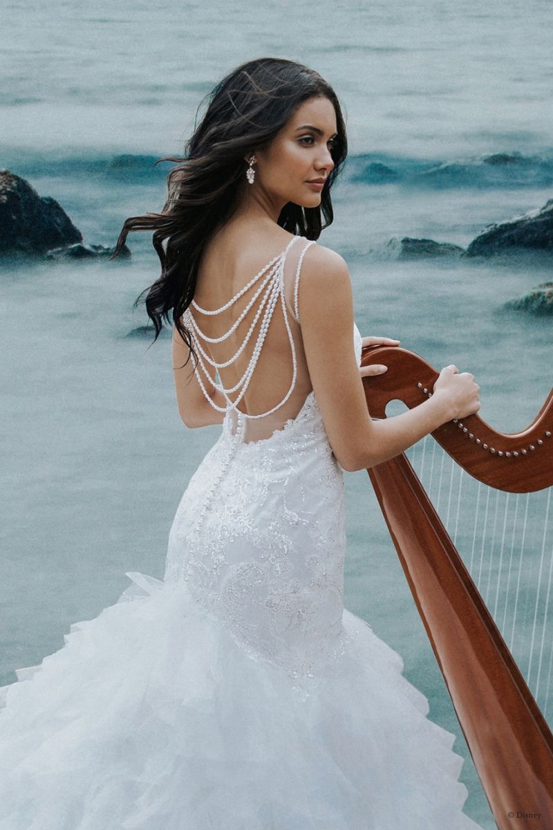 Ariel by Allure Bridals | Style: DP250 (disponível apenas apenas nas lojas Kleinfeld) | Créditos: Disney