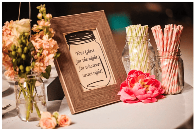 Decore o seu casamento com marco de fotos, frascos com palhinhas coloridas e flores.