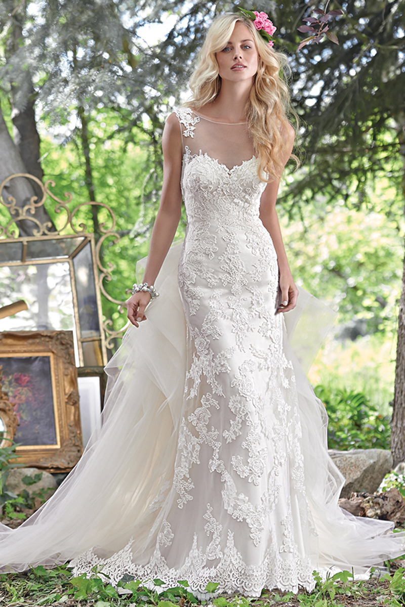 Pormenores de renda bordados decoram este fabuloso vestido. Decote em forma de coração e botões pérolas em vez de fecho.
<a href="www.maggiesottero.com/maggie-sottero/jovi/9543" target="_blank">Maggie Sottero</a>
