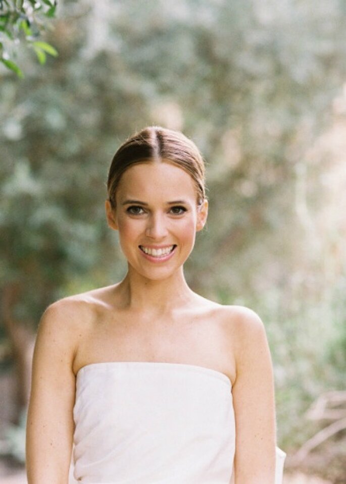 Para noivas naturais e clássicas, o decote cai cai em linha recta é o que mais favorece a linha dos ombros. Foto: Chudleigh Weddings