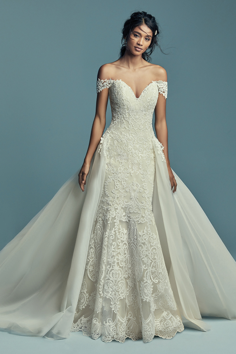 <a href="https://www.maggiesottero.com/maggie-sottero/stephanie/11435">Maggie Sottero</a>

Elegante e romântico: este vestido de noiva fit-and-flare, com decote em forma de coração. Terminado com botões cobertos sobre fecho. Cauda de tule removível com pormenores de renda vendida separadamente. Detachable tulle train accented in lace motifs sold separately. 
