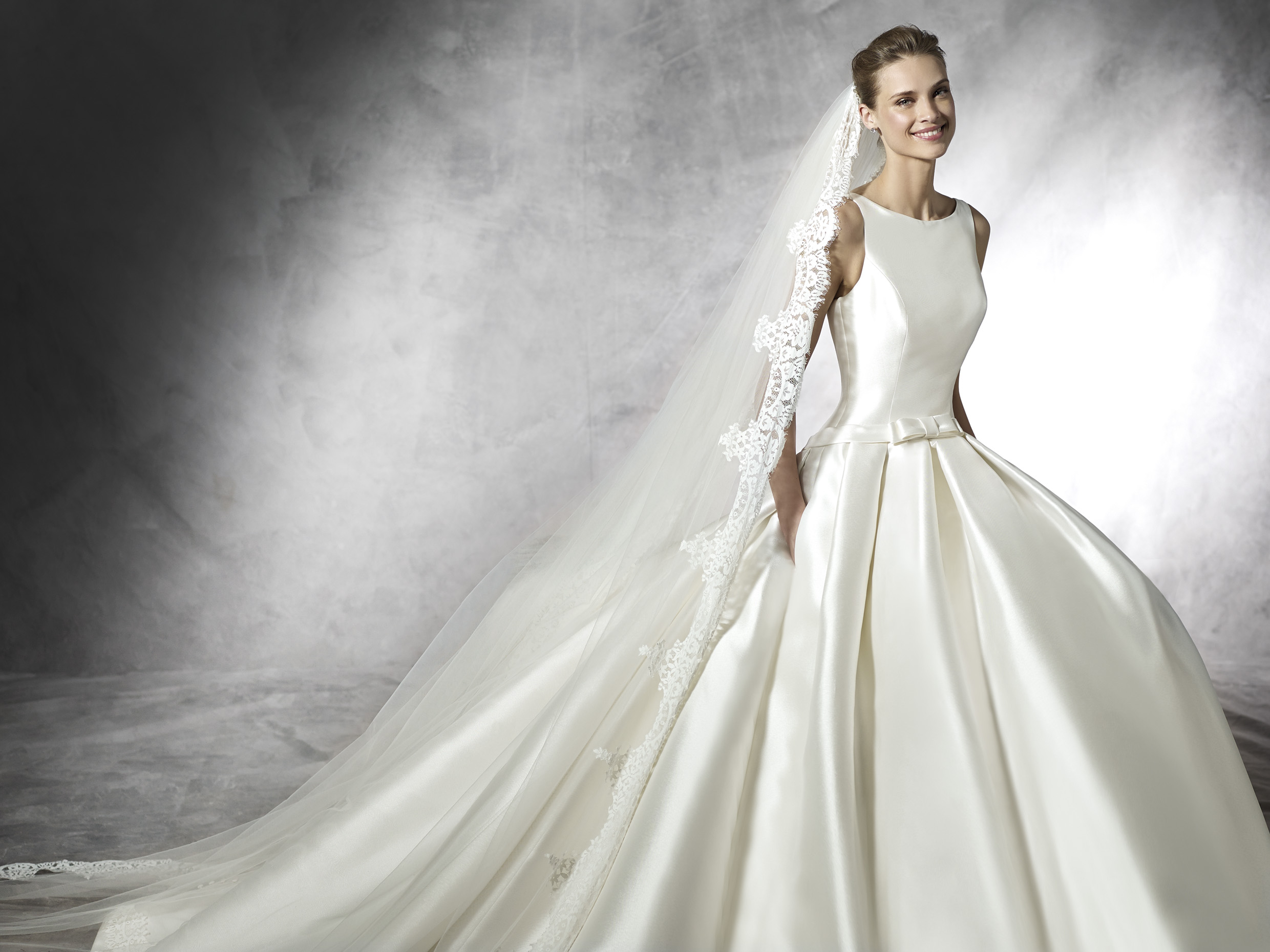 Pronovias. Modelo BARCAZA.