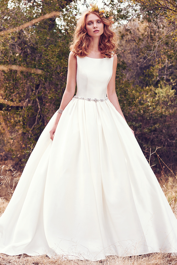 Este vestido Mikado Yaron sem alças com bolsos apresenta um elegande decote em forma de barco e um bonito decote em forma de U nas costas aparado com um efeito ilusão e com pormenores de renda aplicados com cristais Swarovski. Um cinto com contas anexadas e cristais Swarovski oferece um toque brilhante a este look. Terminado com botões de cristal na zona do fecho.